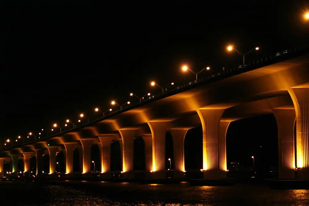 Đèn spotlight trên cầu
