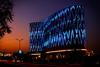 chiếu sáng mặt dựng tòa nhà Mondeal vào ban đêm