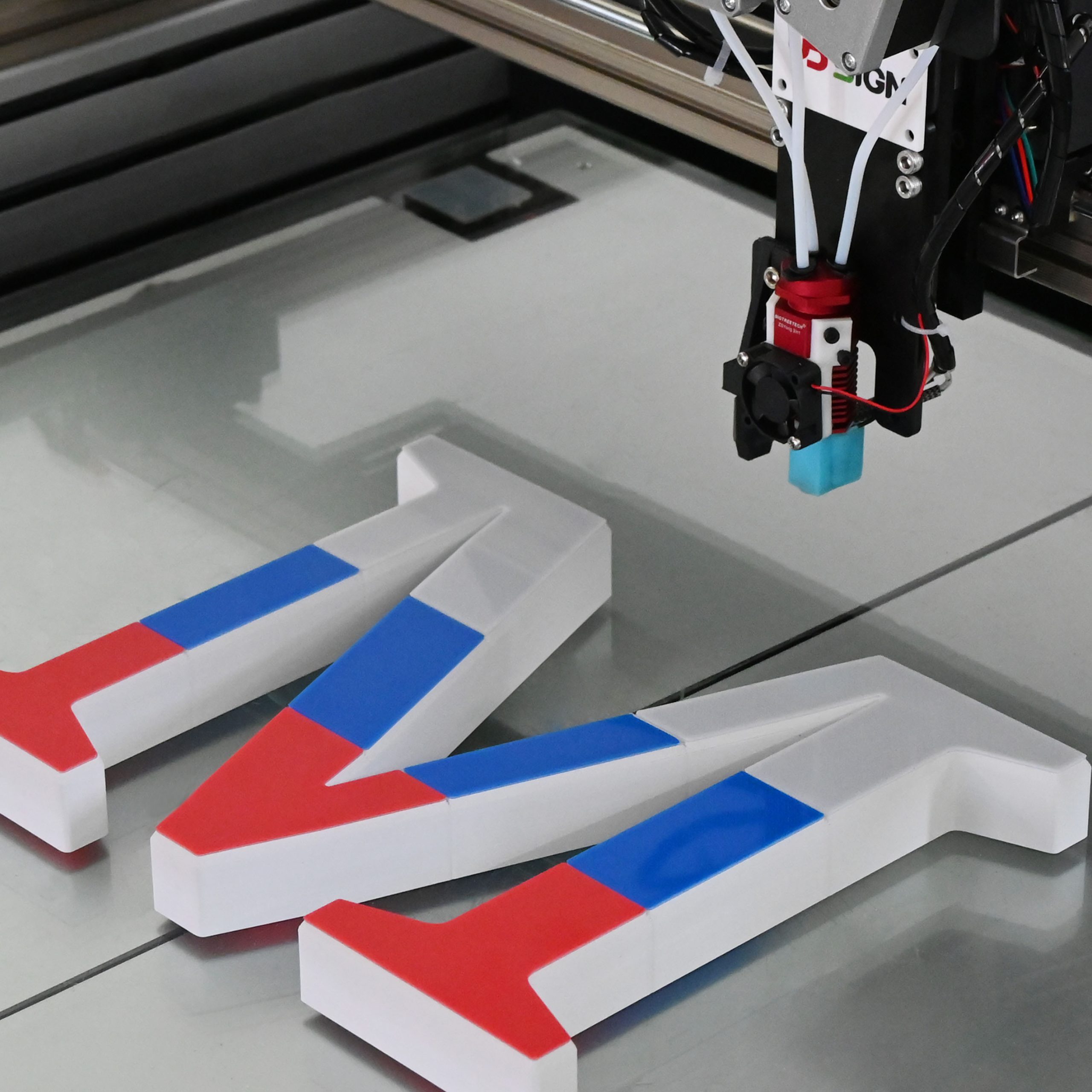 sản xuất bộ chữ nổi in 3D bằng máy in 3D