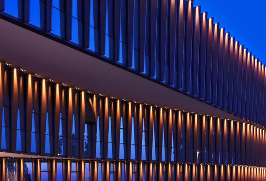 đèn linear light mặt dựng với vật liệu kiến trúc